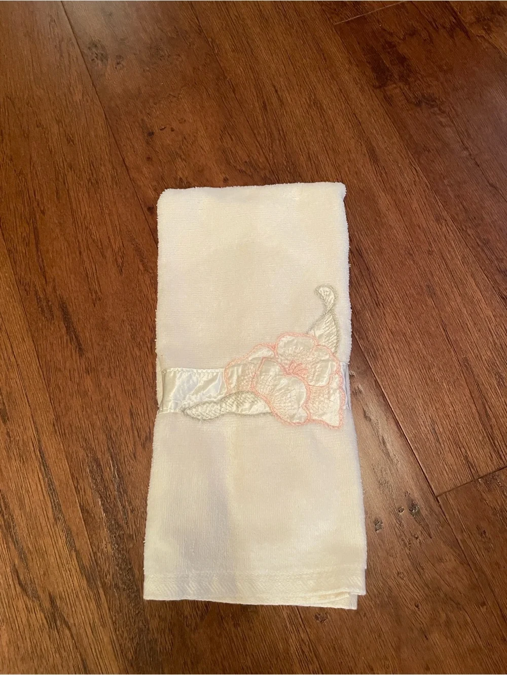 Embroidered Floral Cotton Towel Set in Soft Cream